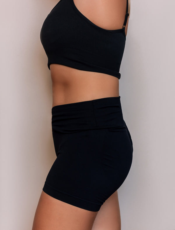 Mer definierad midja, jämnare siluett och en känsla av lättare lymfflöde efter flera veckors användning. – efter